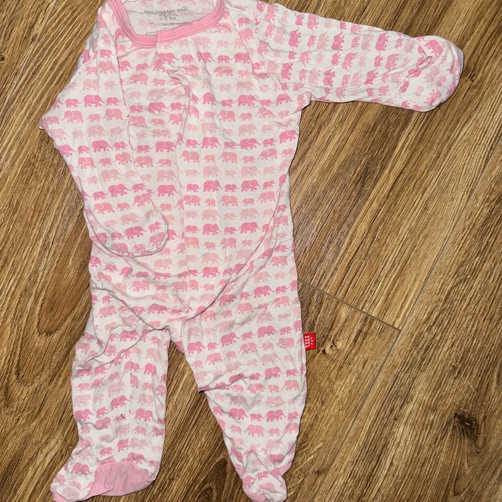 Magnetic Me Baby Sleeper newborn size (NB) – White with Small Pink Elephants
